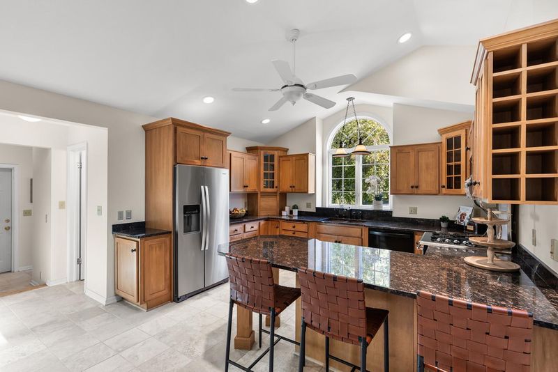 5910 Minnetonka Dr, Excelsior, MN 55331