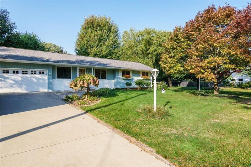 5740 Cedar Ln, Minnetonka, MN 55345