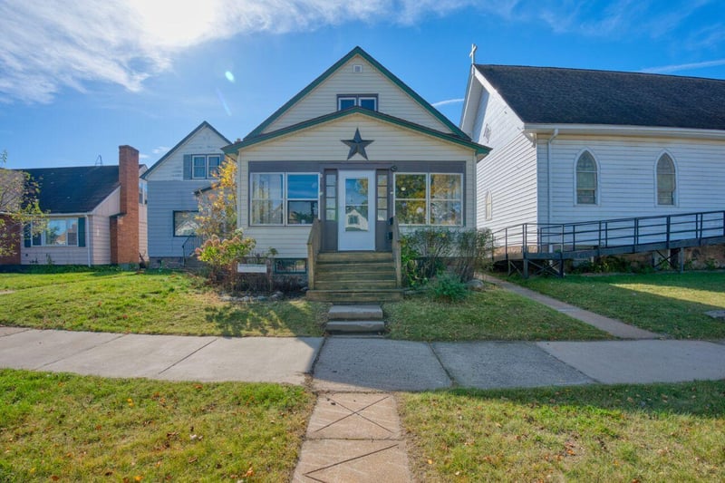 25 3rd St SW, Chisholm, MN 55719