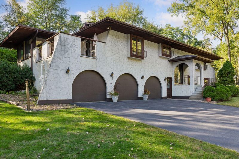 4006 Huntingdon Dr, Minnetonka, MN 55305
