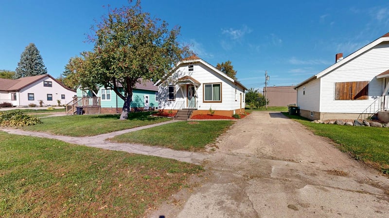 320 Dupont Ave NW, Renville, MN 56284