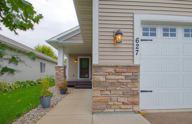 627 Tiffany Ln, Waconia, MN 55387