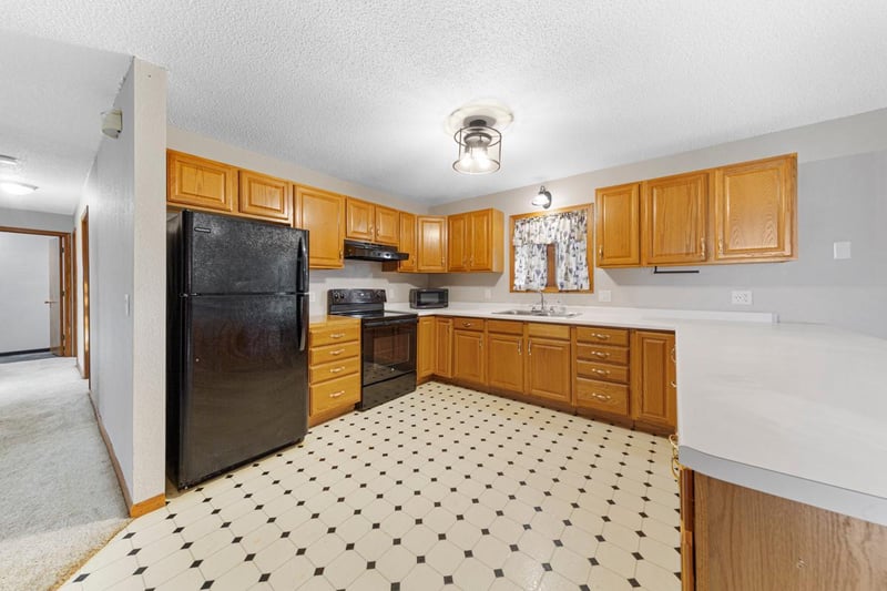 76 Blashack St, Waldorf, MN 56091