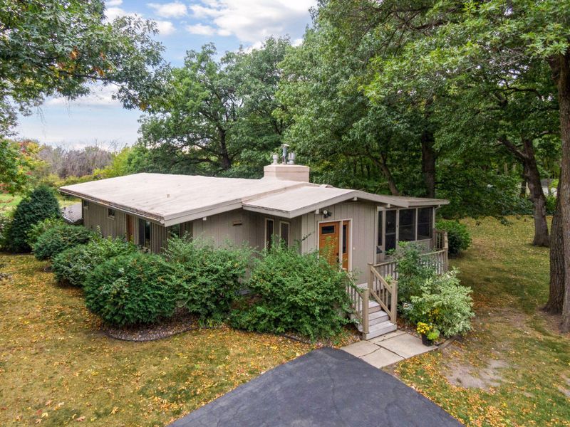9460 Shady Ln, Chaska, MN 55318