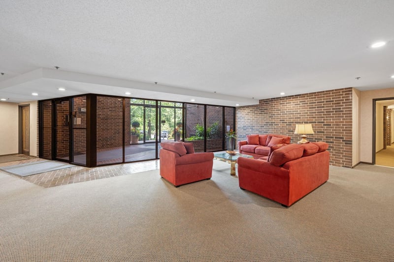 5501 Dewey Hill Rd #330, Edina, MN 55439