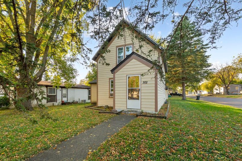 302 S Renville St, Winthrop, MN 55396