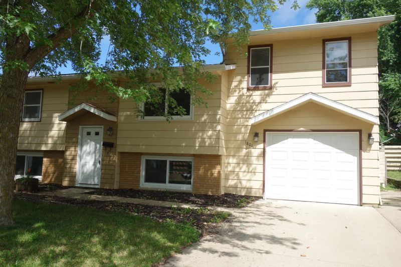 1801 Linn Dr, Owatonna, MN 55060