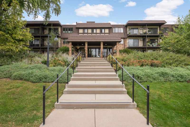 205 Barry Ave S #305, Wayzata, MN 55391