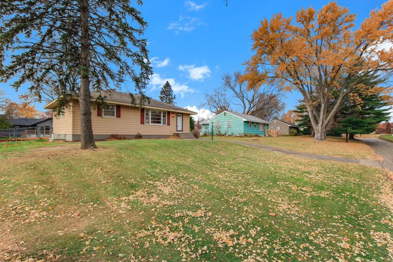 1194 Grospoint Ave N, Oakdale, MN 55128