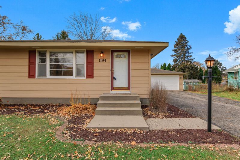 1194 Grospoint Ave N, Oakdale, MN 55128