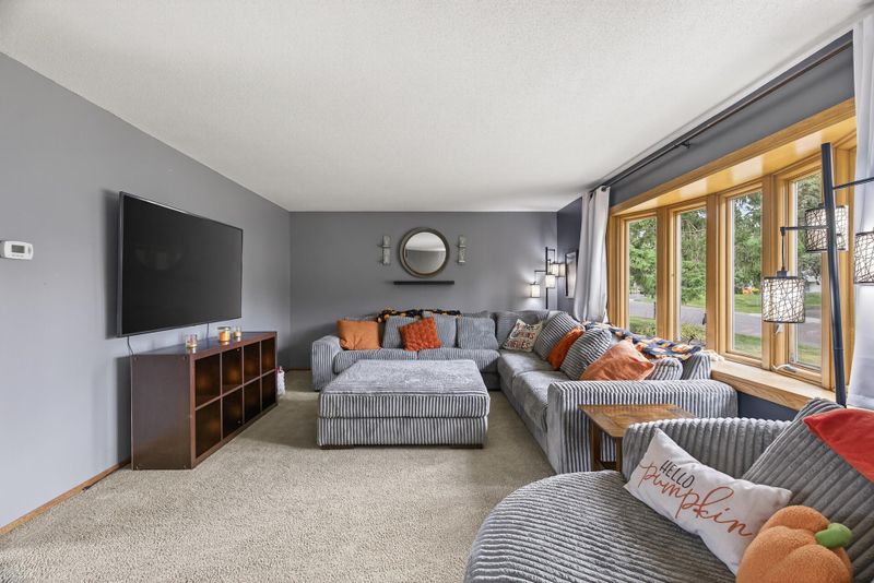 2237 Maple Ln E, Maplewood, MN 55109
