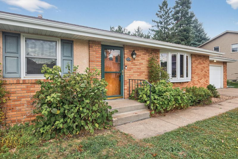 2237 Maple Ln E, Maplewood, MN 55109