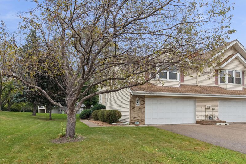 520 Upper Wood Way, Burnsville, MN 55337