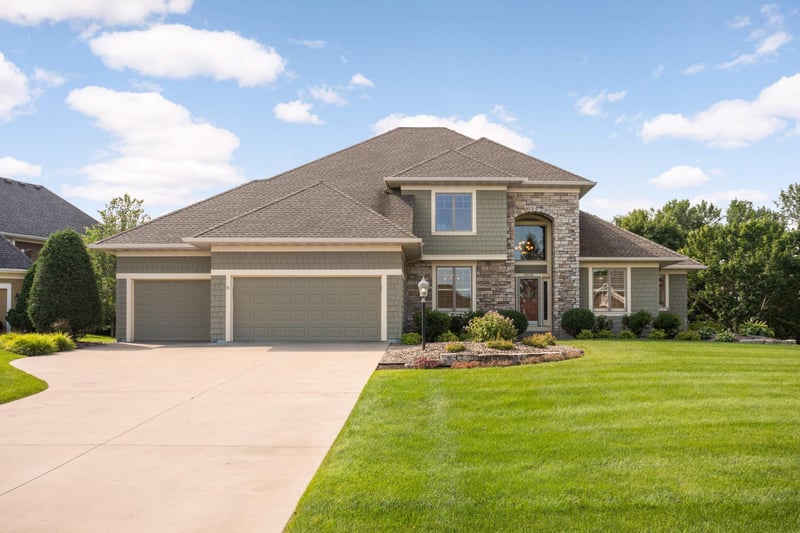 8918 Springwood Dr, Woodbury, MN 55125