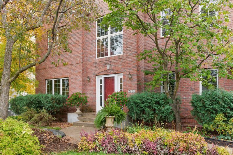 2263 Stone Creek Ln E, Chanhassen, MN 55317