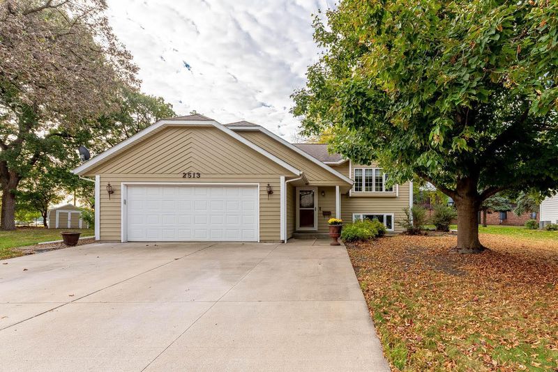 2513 Marwood Dr, Mankato, MN 56001