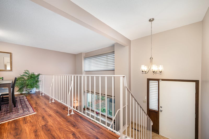 1005 W 104th St, Bloomington, MN 55431