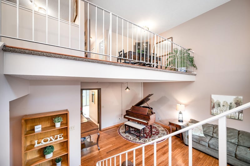 1005 W 104th St, Bloomington, MN 55431