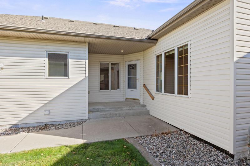 816 Regent Dr, Shakopee, MN 55379