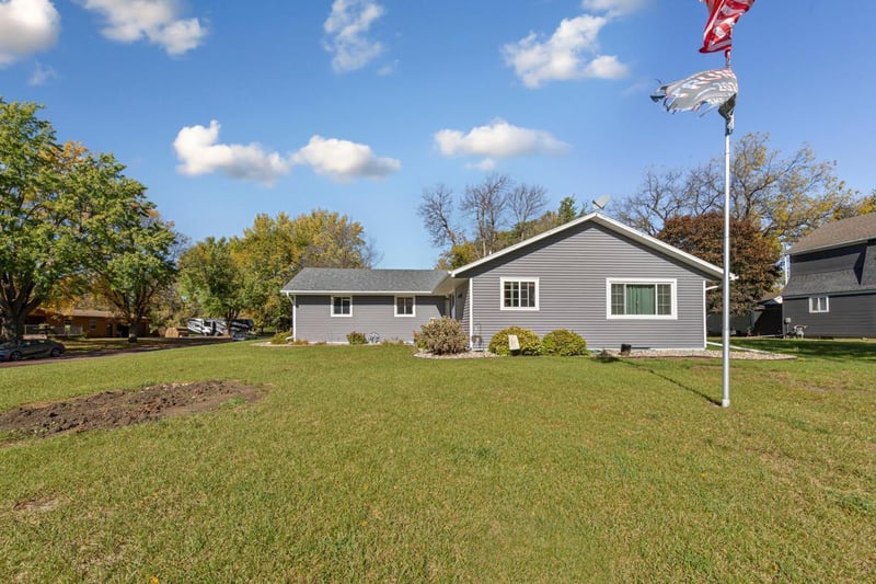 521 12th St, Heron Lake, MN 56137