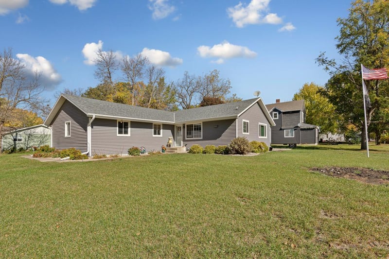521 12th St, Heron Lake, MN 56137