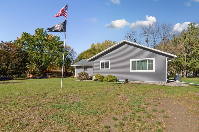 521 12th St, Heron Lake, MN 56137