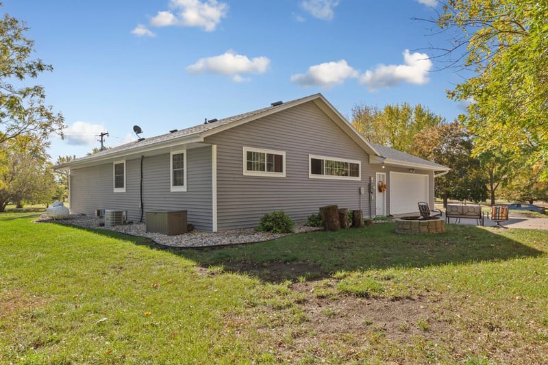 521 12th St, Heron Lake, MN 56137