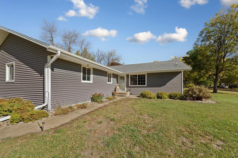521 12th St, Heron Lake, MN 56137