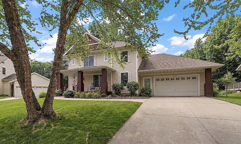 909 New Century Blvd S, Maplewood, MN 55119