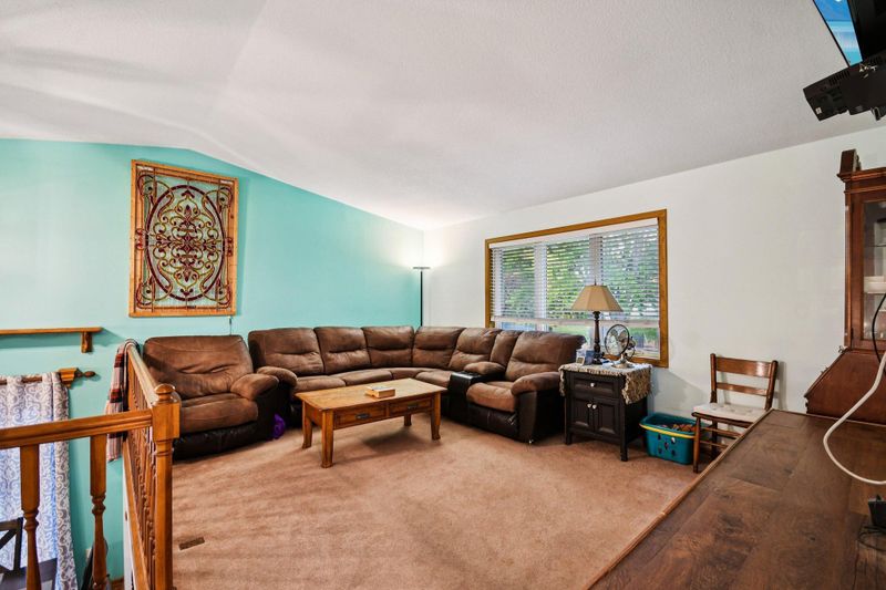 649 Concord Dr, Chaska, MN 55318