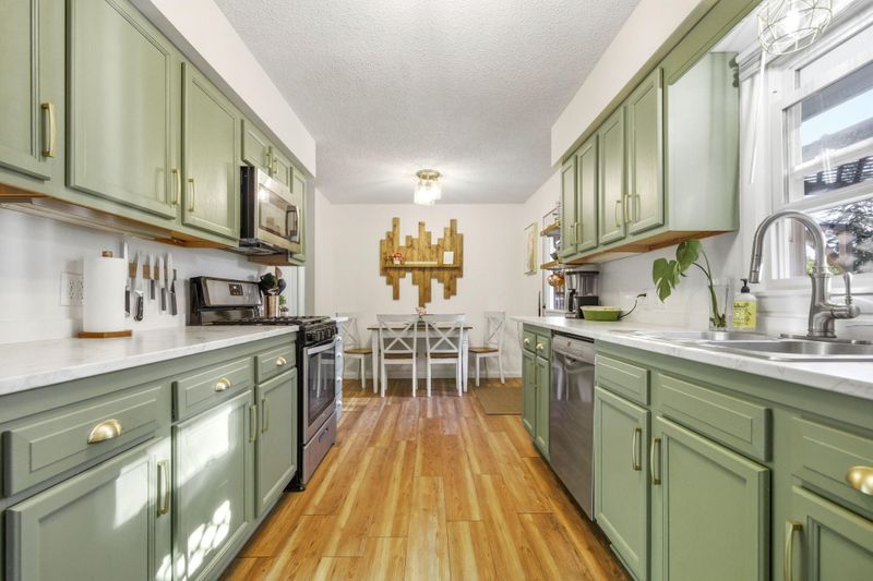 814 Sterling St N, Maplewood, MN 55119