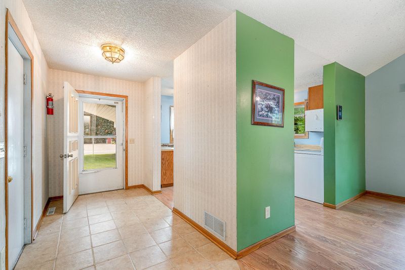 949 Xenia Ave NW, Elk River, MN 55330