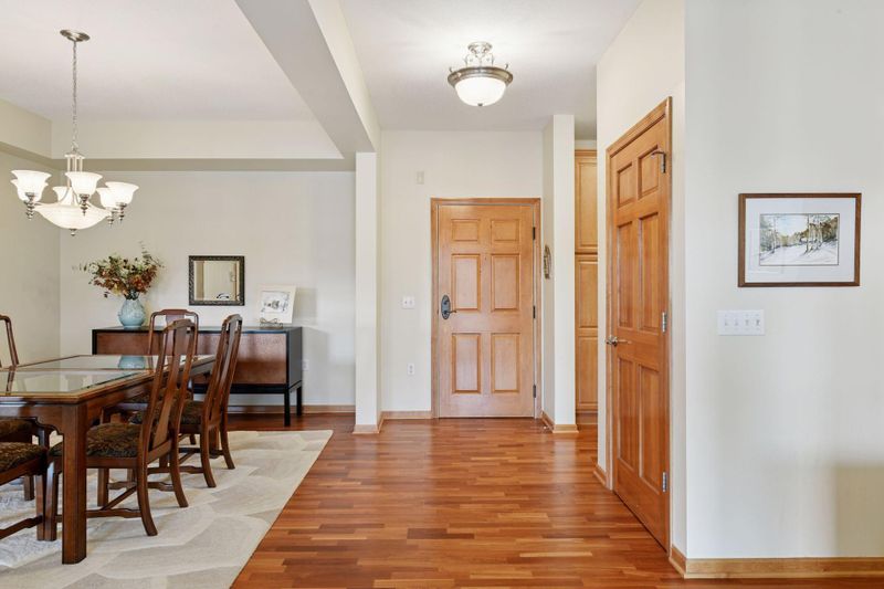 5250 Grandview Sq #2402, Edina, MN 55436