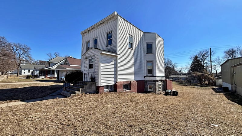 12 E Main St, Madelia, MN 56062