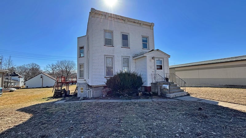 12 E Main St, Madelia, MN 56062