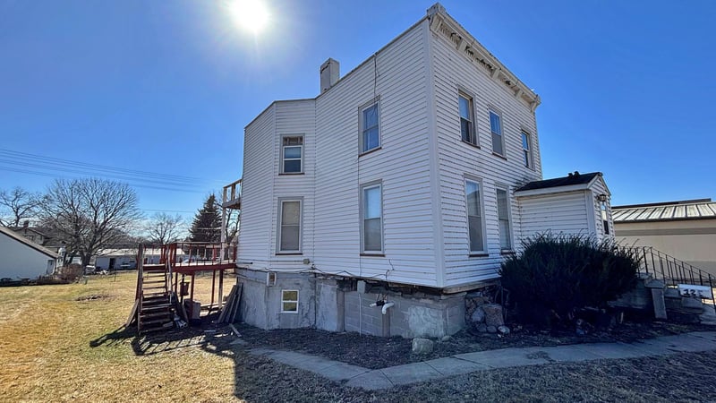 12 E Main St, Madelia, MN 56062