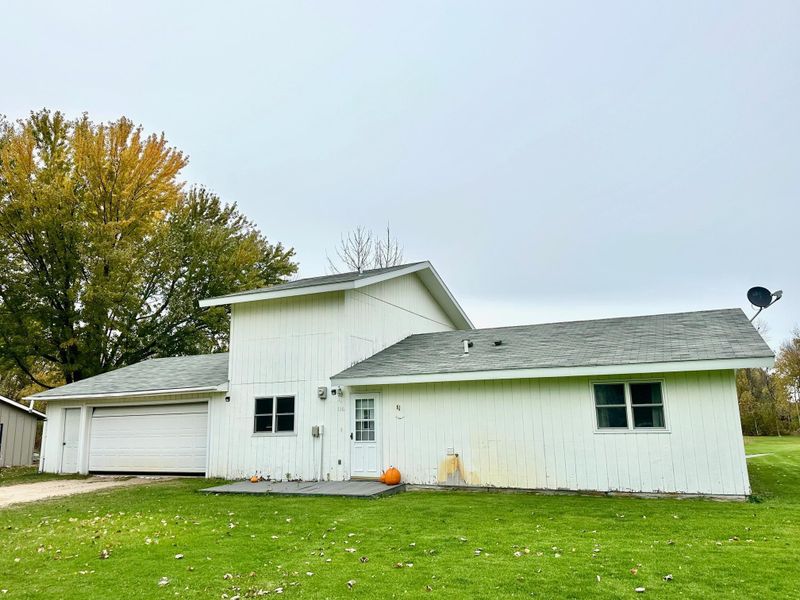 116 S Birch Dr, Warroad, MN 56763