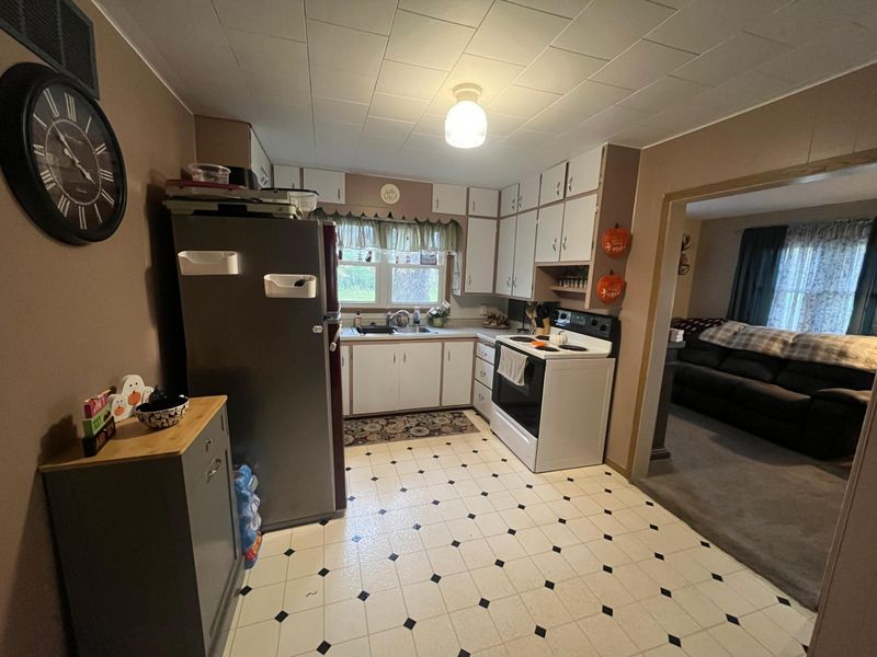 10 S Borud St, Winger, MN 56592