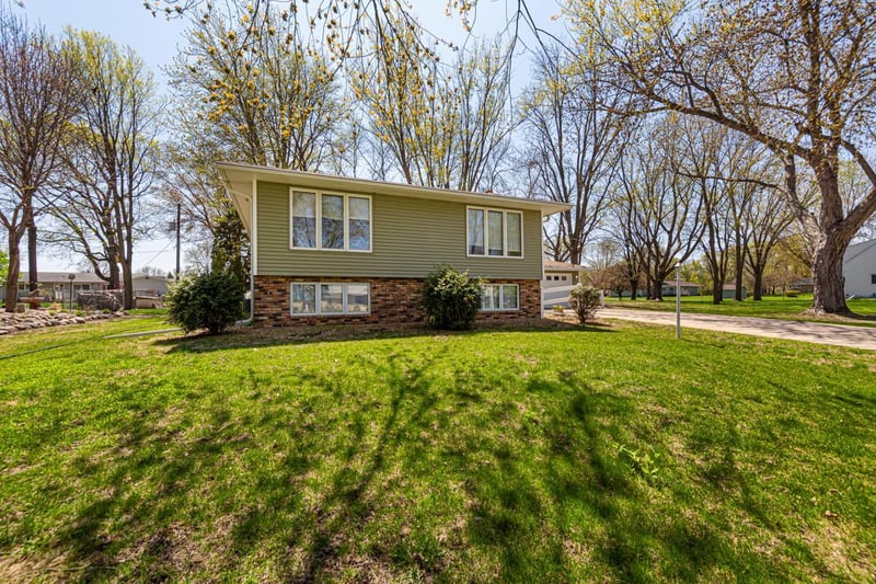 751 Lakeside Dr, Gaylord, MN 55334