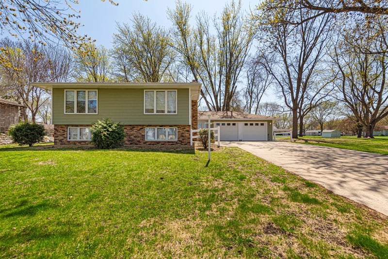 751 Lakeside Dr, Gaylord, MN 55334