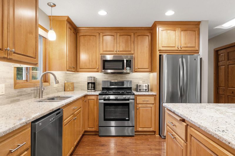 8405 Underwood Ln N, Maple Grove, MN 55369