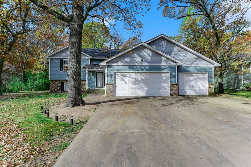 38470 Glacier Dr, North Branch, MN 55056