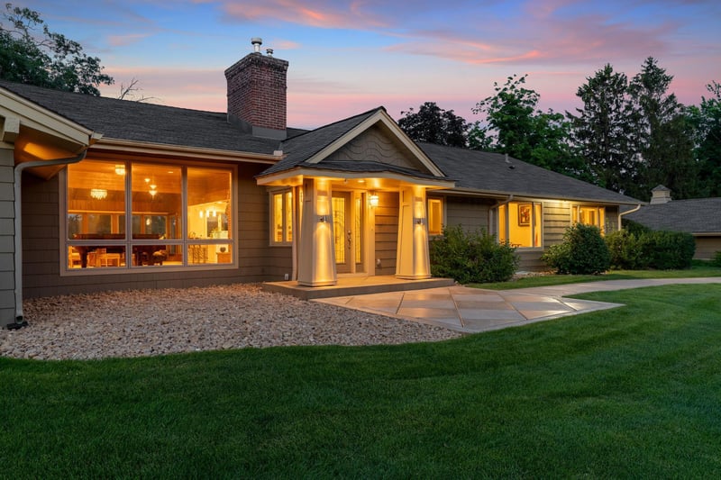 4 W Shore Rd, North Oaks, MN 55127