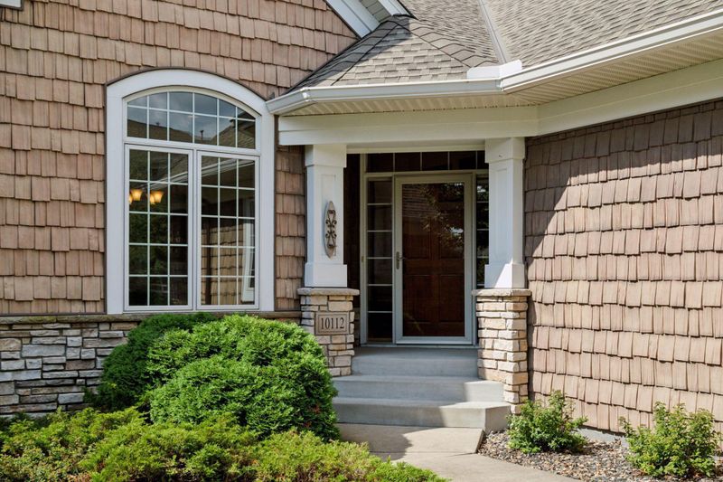 10112 Indigo Dr, Eden Prairie, MN 55347