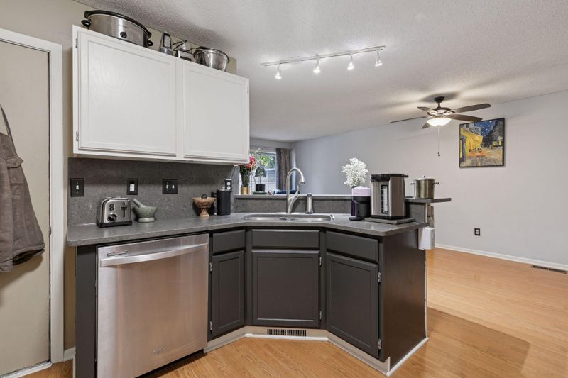 1825 Donegal Dr #10, Woodbury, MN 55125