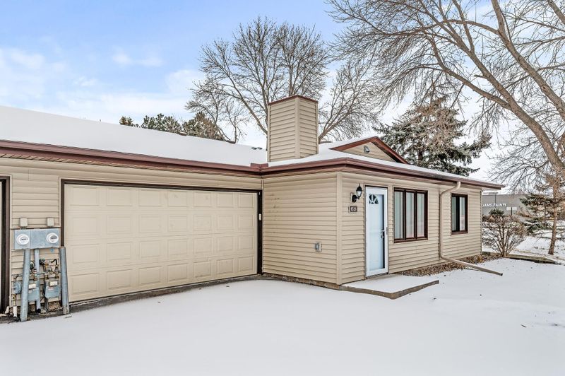 8526 S Maplebrook Cir, Brooklyn Park, MN 55445