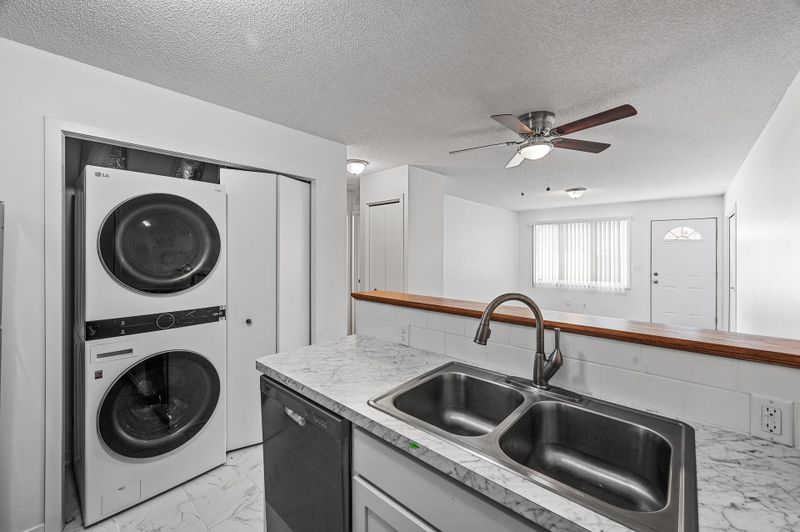 8526 S Maplebrook Cir, Brooklyn Park, MN 55445