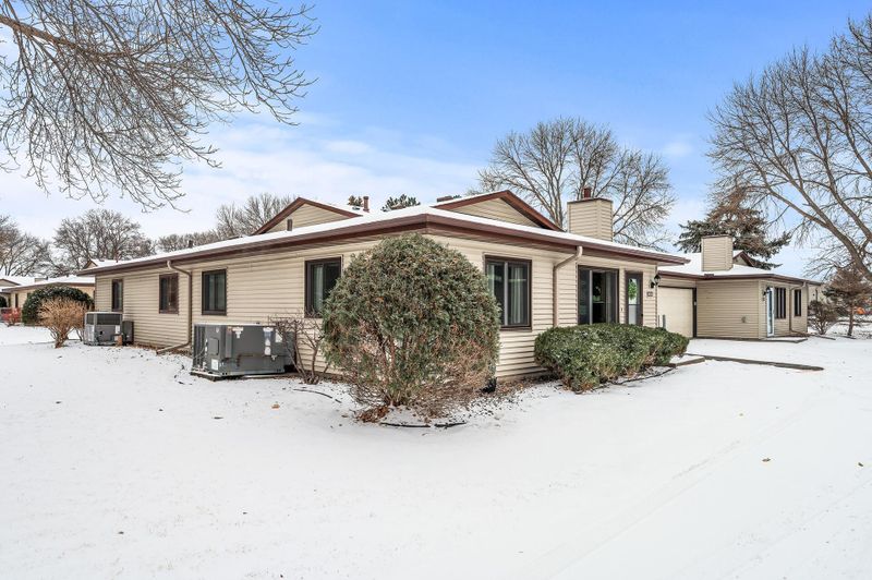 8526 S Maplebrook Cir, Brooklyn Park, MN 55445