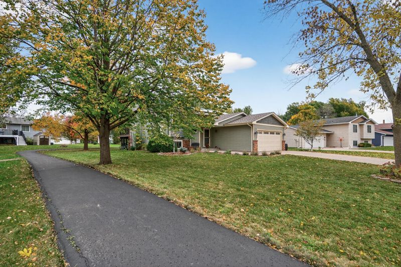 2337 Maxwell Ln, Chaska, MN 55318