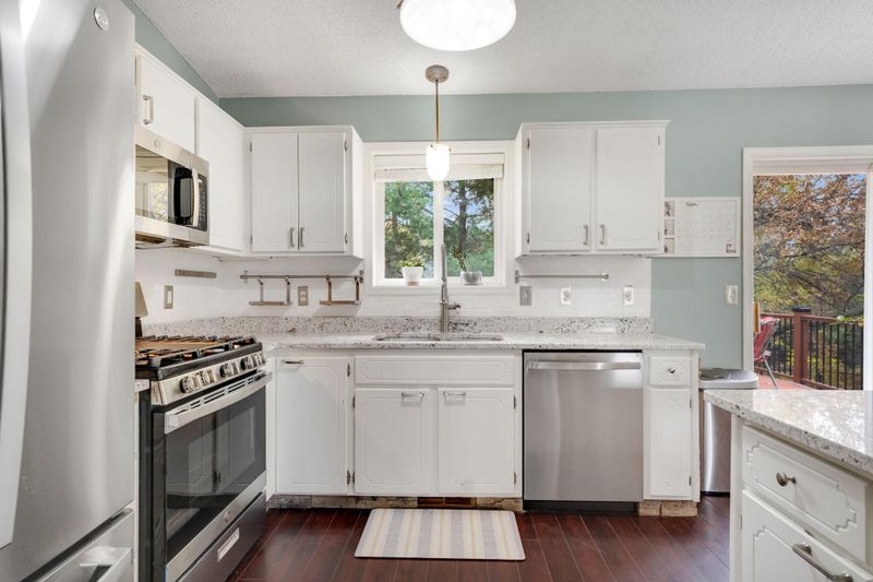2415 Timberlea Dr, Woodbury, MN 55125